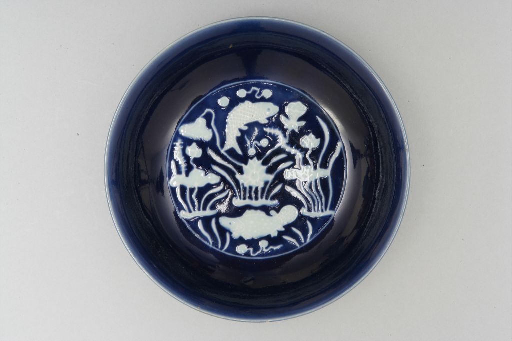 图片[2]-Sacrificial blue glaze white flower fish lotus plate-China Archive